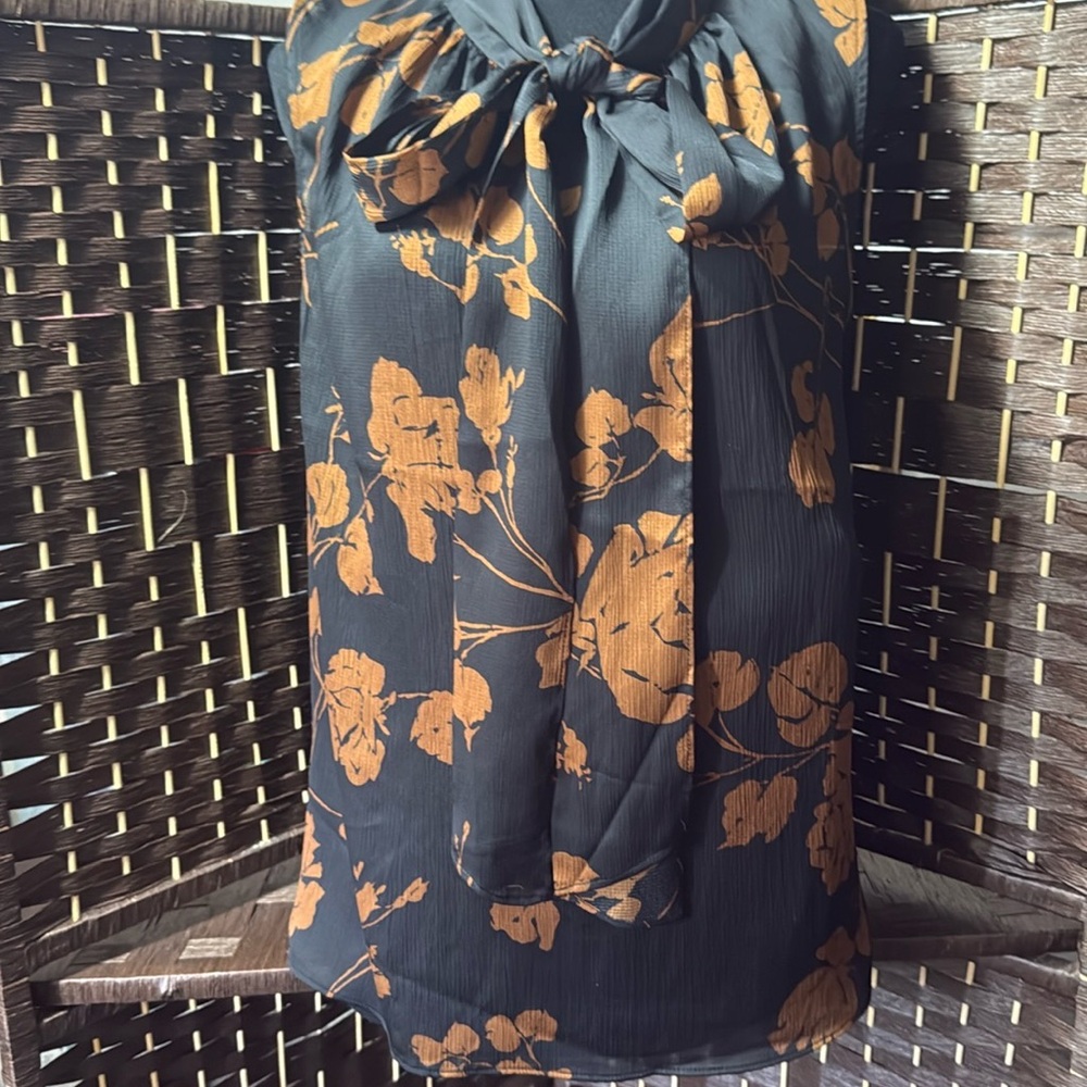Classy Banana Republic  floral sleeveless blouse  top size Large